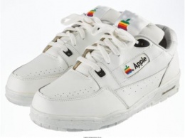За кроссовки от Apple просят 15 000 долларов на eBay