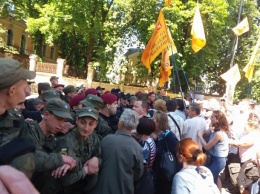 На Банковой стычка вкладчиков банка с полицией