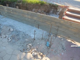 Армопояс для подпорной стены в центре Керчи заливают бетоном