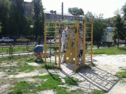 Волонтеры облагораживают городские детские площадки (ФОТО)