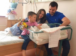 Дорогие подарки и множество цветов: жену Григория Решетника и их новорожденного сына выписали из роддома