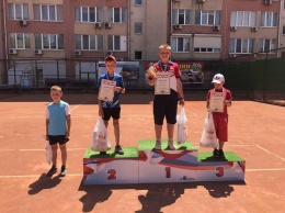 Первенство Крыма по теннису среди 9-10-летних выиграли Ходорченко и Умрихина