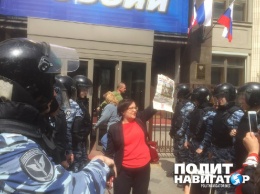 Либералы вновь митингуют под Госдумой против реновации. Есть задержанные