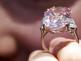 На аукционе Sotheby's за 854 тысячи продали кольцо, купленное за 13 долларов