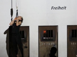 Театр против тюрьмы: "Горящие двери" за Олега Сенцова