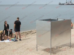 На бердянских пляжах устанавливают новые кабинки для переодевания