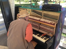 В киевском парке после погрома вандалов установили очередное пианино