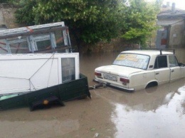 Из-за ливня в Евпатории пострадали частные дома и машины (ФОТОФАКТ, ВИДЕО)