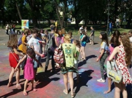 Краски, танцы и веселье: в Кривом Роге провели фестиваль "Color of weekend"
