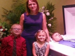 В США женщина с двумя детьми сделала селфи на фоне мертвого мужа