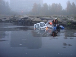 В Архангельске у Набережной Седова утонул микроавтобус с мужчиной и девушкой