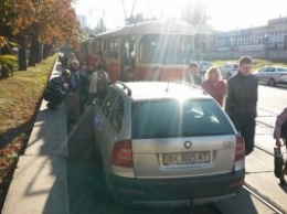 "Разрешить технический таран", - киевляне возмущены "героем парковки" на трамвайных путях
