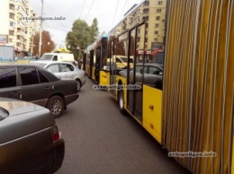 ДТП в Киеве: на Леси Украинки ВАЗ не разминулся с инкассаторским авто. ФОТО