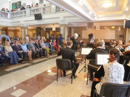 На вокзале в Красноярске выступили музыканты камерного оркестра