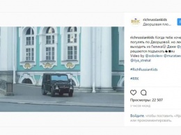 Блогер Соболев въехал на лестницу Эрмитажа на Mercedes-Benz Gelandewagen
