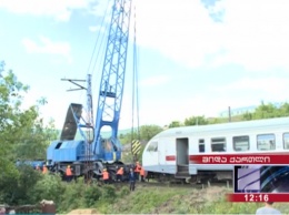В Грузии пассажирский поезд сошел с рельсов после столкновения с грузовиком