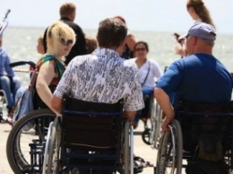 Мариупольцы с инвалидностью открыли пляжный сезон