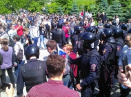 Протесты Навального начались: в двух городах России аресты и драки