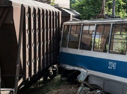 В Днепре поезд налетел на трамвай с пассажирами: есть погибшие и раненые. ФОТО, ВИДЕО