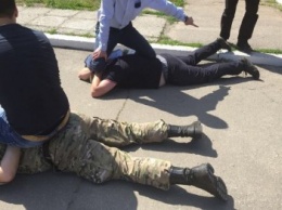 В Днепропетровской области военные прокуроры и сотрудники СБУ задержали начальника колонии (ФОТО, ВИДЕО)