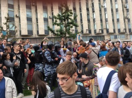 "ОМОН бегает за подростками, которые кричат "кря-кря". В России задержали более 300 человек