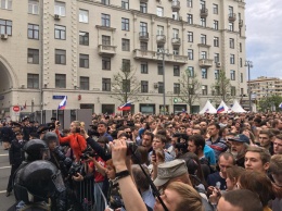 Протесты в Москве: тысячи людей давят друг на друга