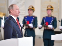 В День России Владимир Путин вручил паспорта отличившимся школьникам