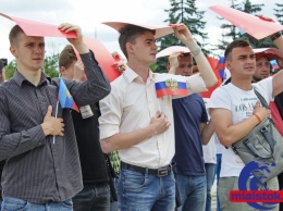 В День России «ЛНР» провела флешмоб со школьниками и студентами