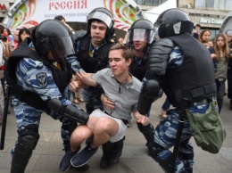 Уточки и девочки: появились фото и видео задержаний на митингах в России