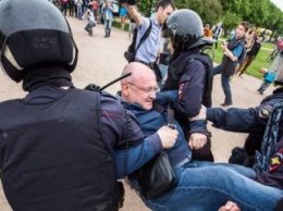 В России уже задержали более 1650 протестующих (Фото)