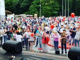 В Сокольниках начался большой концерт "Наши в городе", приуроченный ко Дню России