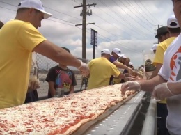 В США приготовили двухкилометровую пиццу (видео)
