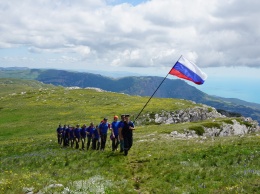 На вершине Чатыр-Дага третий год подряд взвивается российский триколор (ФОТО)