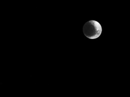 "Кассини" передал последние фотографии "черно-белой" луны Сатурна