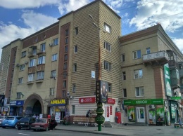 На памятку архитектуры в центре Запорожья повесили почти сотню рекламных щитов