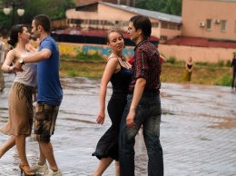 Приходи с друзьями: на Набережной харьковчан бесплатно учат танцам