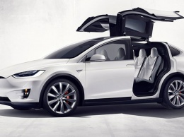 Владельцы Tesla Model X пожаловались на открывающиеся на скорости двери