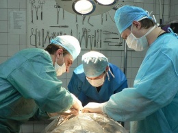 Сеть шокировали снимки с операции по удалению 76-сантиметровой опухоли толстой кишки