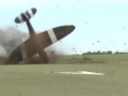 Самолет уткнулся в землю и перевернулся во время взлета на авиашоу во Франции (видео)