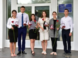 Генерал Аброськин вручил часы выпускникам киевского юридического лицея за отличную учебу (ФОТО)