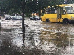 Из-за сильного дождя в Кривом Роге парализовало движение транспорта