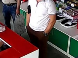 Не удержался: в Киеве чиновник украл из магазина весы (ВИДЕО)