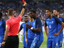 В матче Франция - Англия благодаря видеоповтору арбитр удалил Варана и назначил пенальти