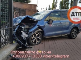 В Киеве водитель-диабетик потерял сознание: Авто сбило двух людей возле остановки и врезалось в забор Апелляционного суда