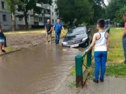 Как Тойоту из ловушки на дороге доставали (видео)