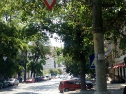 Дорожные знаки в районе Тираспольской вводят водителей в заблуждение (фото)