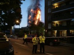 В Лондоне не могут потушить адский пожар в 27-этажном доме: в окнах видели людей, которые кричали и молили о помощи