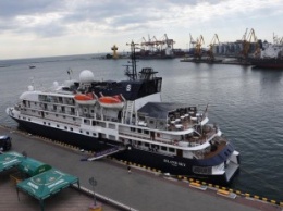 В Одесский порт из Сочи зашел люксовый круизный лайнер Island Sky (фото)