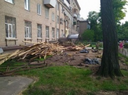 В Запорожье демонтировали крытую площадку кафе: остались одни дрова, - ФОТО