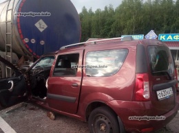ДТП на Киевщине: ВАЗ Largus врезался в автоцистерну - двое травмировано. ФОТО